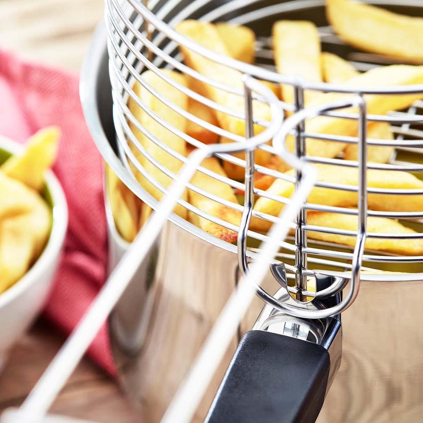 20cm Stainless Steel Chip Pan with Lid and Wire Basket